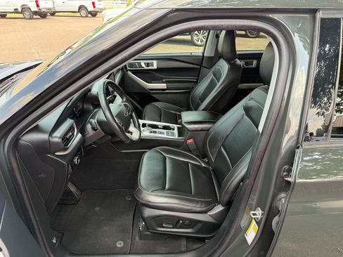 Used 2023 Ford Explorer XLT w/ Equipment Group 202A RWD image 10