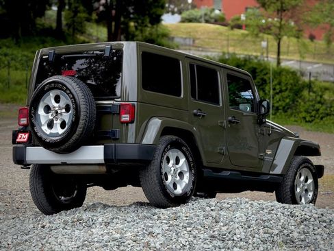 Used 2015 Jeep Wrangler Unlimited Sahara w/ Connectivity Group AWD/4WD image 6