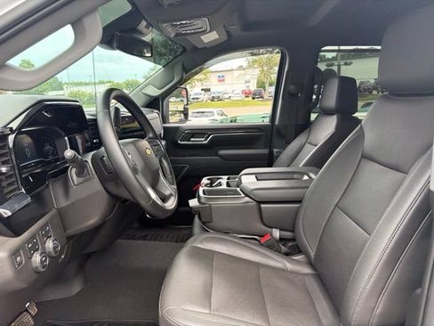 Used 2024 Chevrolet Silverado 2500 LTZ AWD/4WD image 3