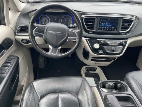 Used 2020 Chrysler Pacifica Touring-L FWD image 14