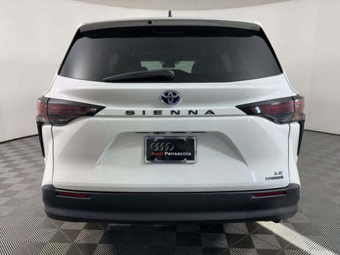 Used 2024 Toyota Sienna LE image 7
