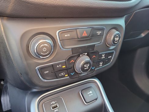 Used 2020 Jeep Compass Latitude FWD image 22
