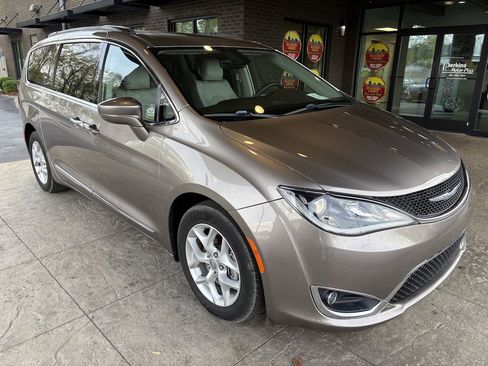 Used 2017 Chrysler Pacifica Touring-L w/ Tire & Wheel Group image 4