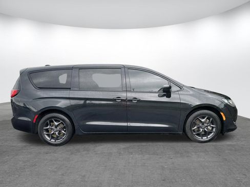 Used 2020 Chrysler Pacifica Touring w/ S Appearance Package FWD image 2