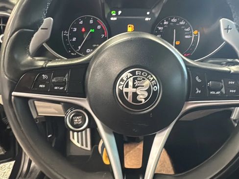 Used 2018 Alfa Romeo Giulia Ti Sport w/ Quick Order Package 22S Sport AWD/4WD image 17