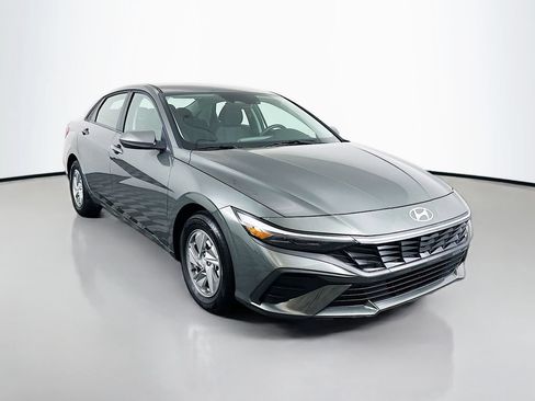 Certified 2026 Hyundai Elantra SE FWD image 3
