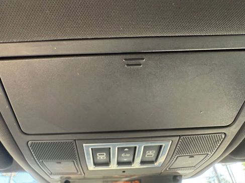 Used 2020 Land Rover Discovery SE image 23