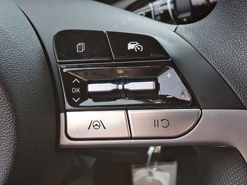Used 2026 Hyundai Elantra SE FWD image 25