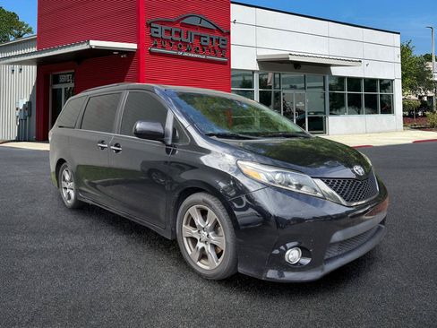 Used 2017 Toyota Sienna SE Premium FWD image 2