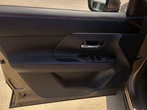 Certified 2025 Nissan Kicks SR FWD image 17