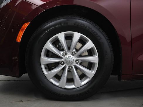 Used 2018 Chrysler Pacifica Touring-L Plus image 32