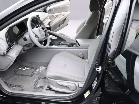 Used 2026 Hyundai Elantra SE FWD image 11