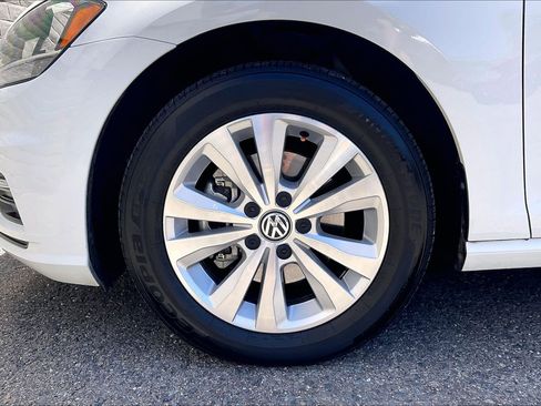 Certified 2021 Volkswagen Golf 4-Door FWD image 8