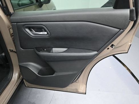 Used 2025 Nissan Rogue SV AWD/4WD image 9