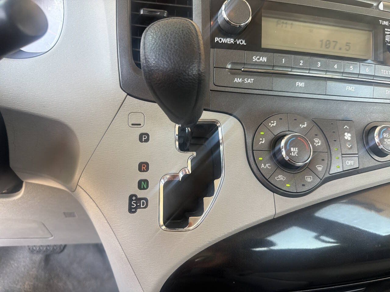 Used 2014 Toyota Sienna L FWD image 22