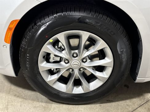 New 2026 Chrysler Pacifica Limited image 27