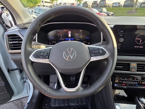 Certified 2025 Volkswagen Taos SE AWD/4WD image 18