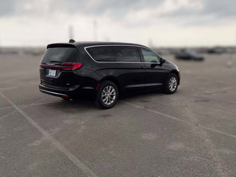 New 2026 Chrysler Pacifica Select image 12