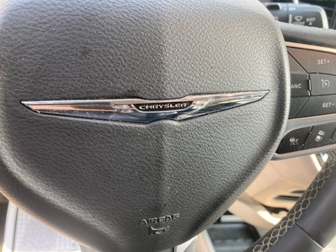 Used 2023 Chrysler Pacifica Touring-L FWD image 28