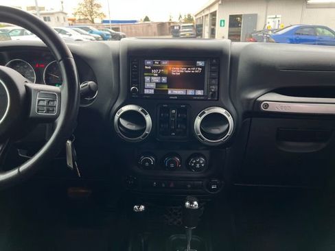 Used 2014 Jeep Wrangler Unlimited Sahara w/ Connectivity Group AWD/4WD image 19
