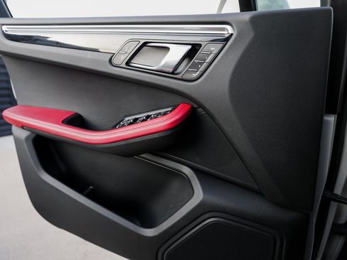 Certified 2022 Porsche Macan S image 23