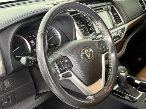 Used 2018 Toyota Highlander Limited FWD image 18