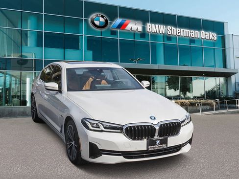 Certified 2023 BMW 530e w/ Convenience Package image 3