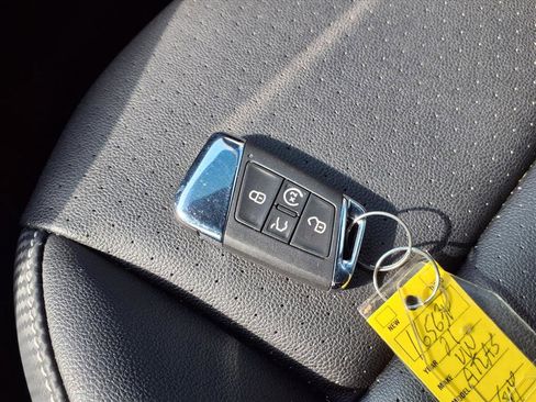 Used 2021 Volkswagen Atlas Cross Sport SE image 17