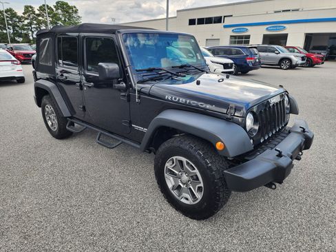 Used 2017 Jeep Wrangler Unlimited Rubicon w/ Cold Weather Group image 2
