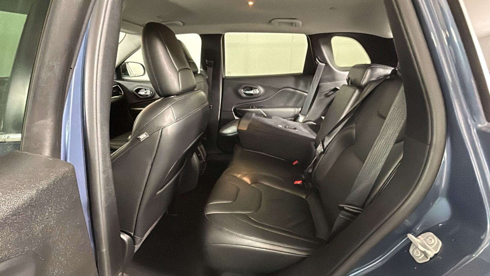 Used 2020 Jeep Cherokee Limited AWD/4WD image 31