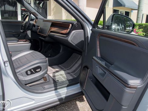 Used 2025 Rivian R1S Premium AWD/4WD image 11