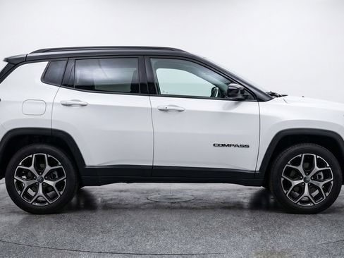 Used 2025 Jeep Compass Limited image 11