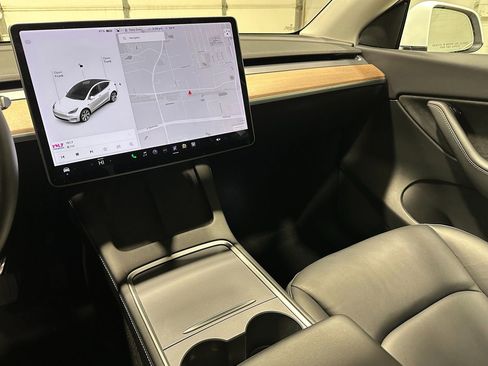 Used 2021 Tesla Model Y Long Range image 27