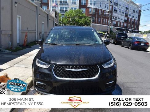 Used 2024 Chrysler Pacifica Touring-L FWD image 3