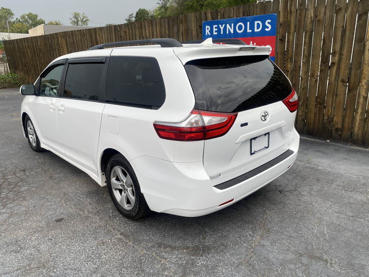 Used 2019 Toyota Sienna LE FWD image 6