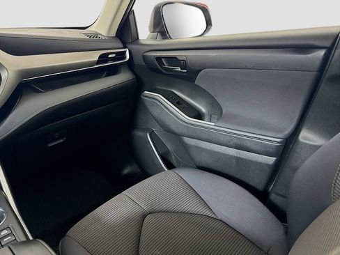 Used 2023 Toyota Highlander LE image 19