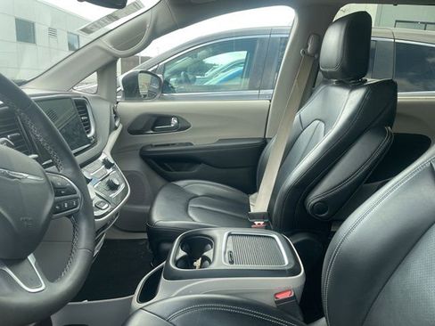 Used 2023 Chrysler Pacifica Touring-L FWD image 5