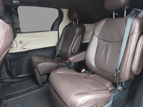 Used 2021 Toyota Sienna Platinum FWD image 31