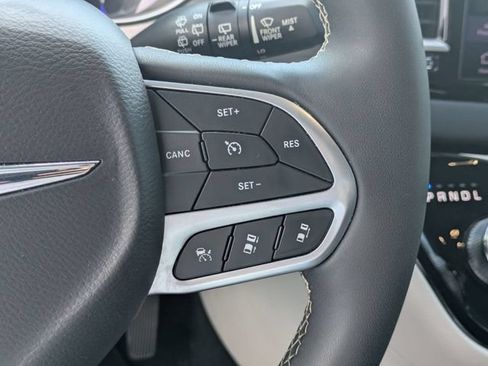 Used 2024 Chrysler Pacifica Touring-L FWD image 18