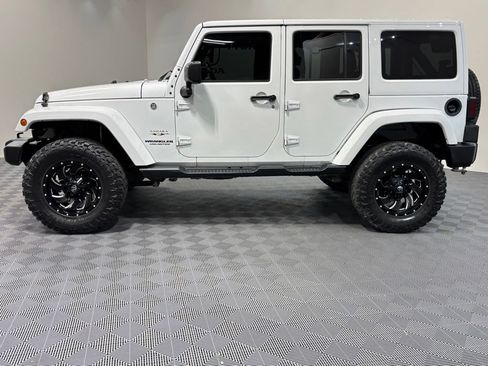 Used 2017 Jeep Wrangler Unlimited Sahara w/ Connectivity Group AWD/4WD image 2