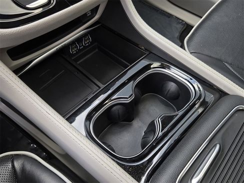 Used 2022 Chrysler Pacifica Limited w/ Uconnect Theater Family Group image 22