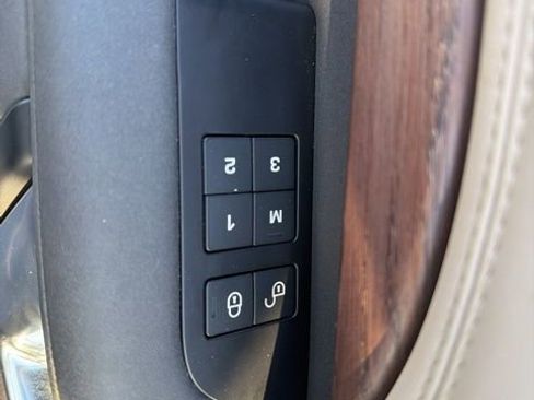 Used 2018 Land Rover Discovery HSE AWD/4WD image 14