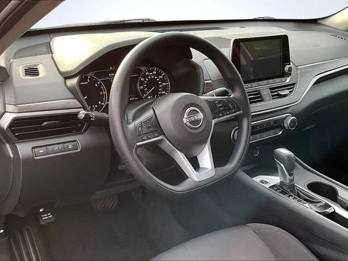 Used 2025 Nissan Altima 2.5 SV FWD image 18