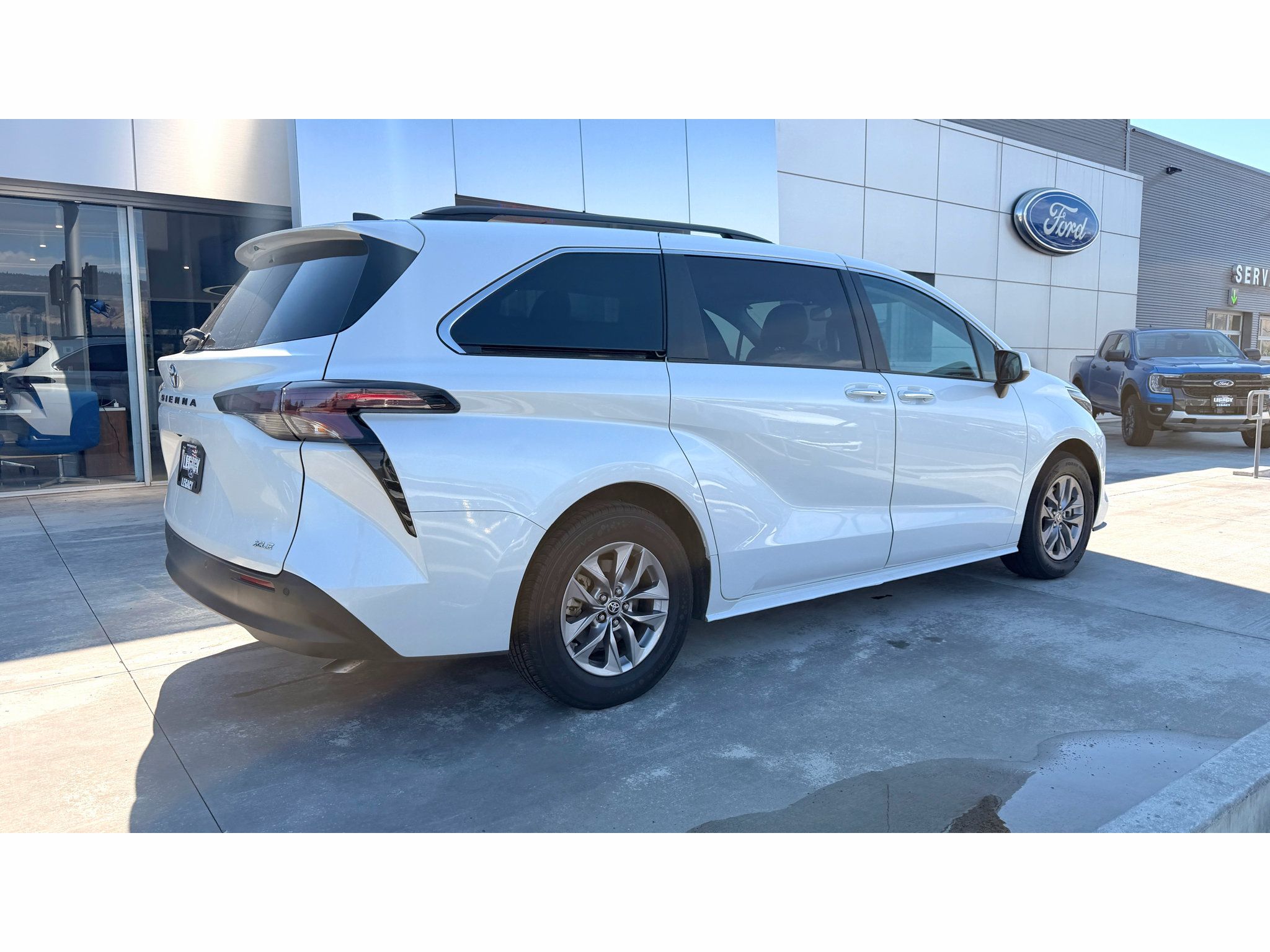 Used 2025 Toyota Sienna XLE FWD image 7