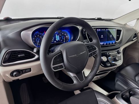 Used 2023 Chrysler Pacifica Touring-L FWD image 8