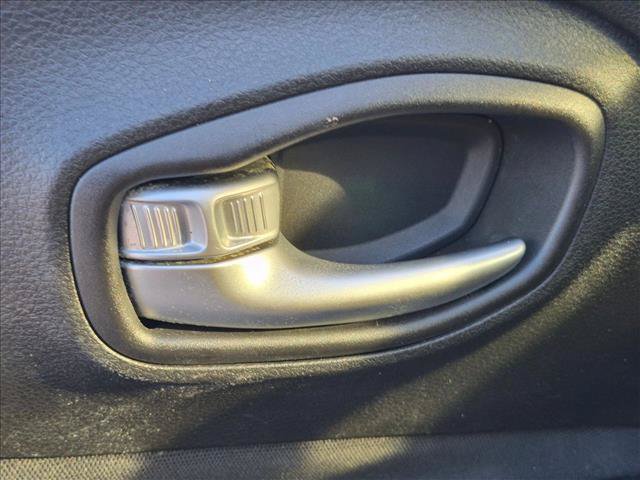 Used 2016 Jeep Renegade Latitude FWD image 11