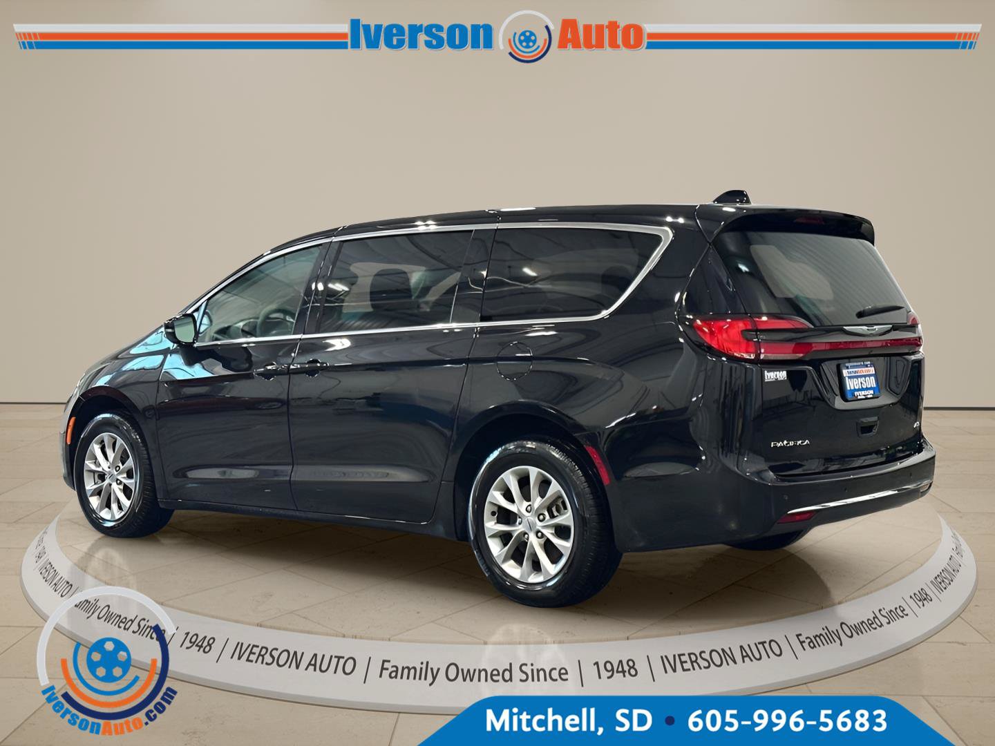 Used 2024 Chrysler Pacifica Touring-L AWD/4WD image 7
