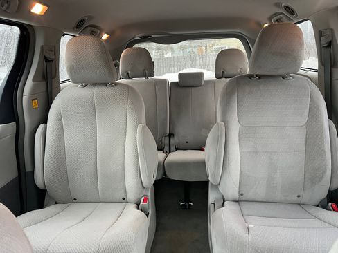 Used 2012 Toyota Sienna LE image 31