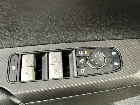 Used 2023 Mitsubishi Outlander SE image 18