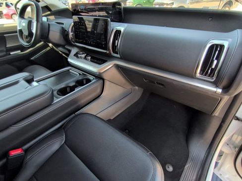 Certified 2025 Ford Expedition Platinum image 23